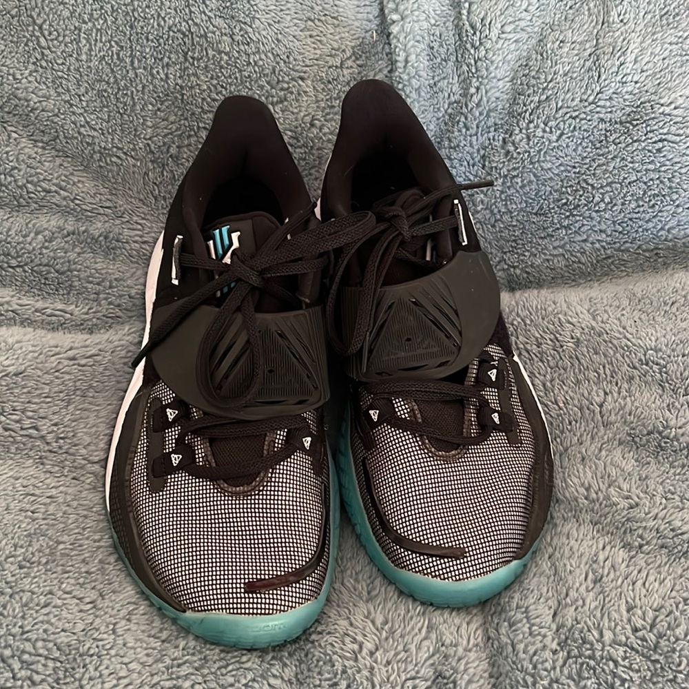 Nike Kyrie Low 3 Moon glow in the dark